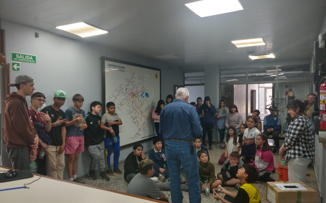 Visita de alumnos de dos escuelas a la Cooperativa